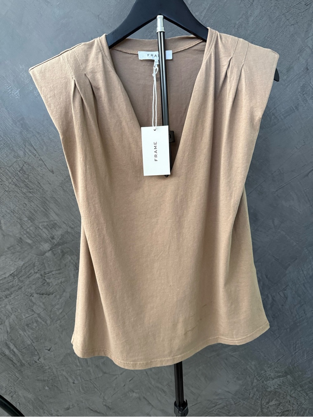 NWT Frame Padded   Shoulder V-Neck Top in Desert